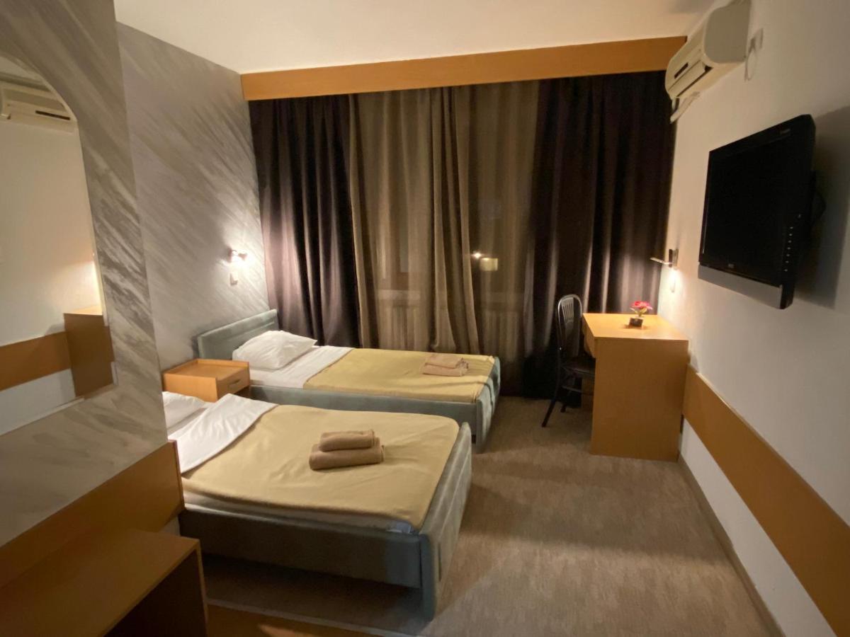 Hotel Moment Velika Plana Bagian luar foto
